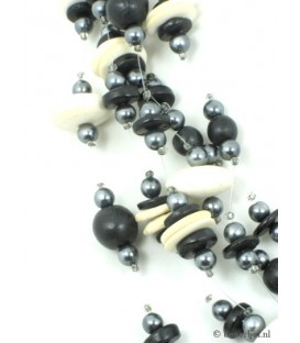 kralenhalsketting met zwarte, grijze en witte deels houten krale