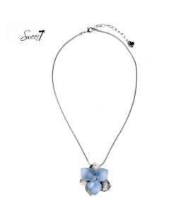 zilverkleurige dunne ketting met grote blauwe bloem