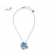 zilverkleurige dunne ketting met grote blauwe bloem