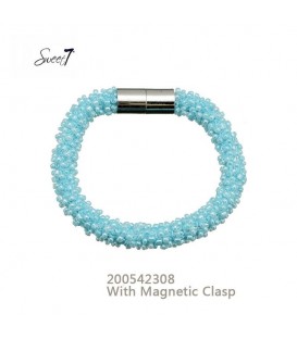 armband met kleine lichtblauwe glaskralen en magneetsluiting