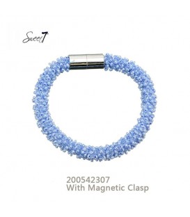 armband met kleine blauwe glaskralen en magneetsluiting