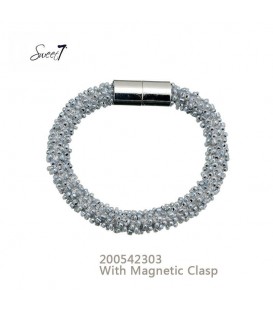 armband met kleine grijze glaskralen en magneetsluiting