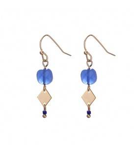 trendy blauwe gold plated oorhangers met een ruitvormige bedel