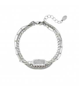 zilverkleurige armband met drie kettingen en een hanger met maan en sterren