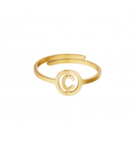 goudkleurige ring met initiaal c in cirkel