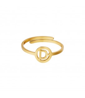 goudkleurige ring met initiaal d in cirkel