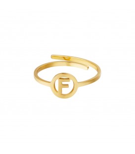 goudkleurige ring met initiaal f in cirkel