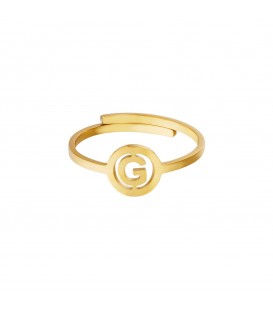 goudkleurige ring met initiaal g in cirkel