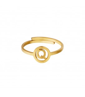 goudkleurige ring met initiaal q in cirkel
