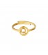 Goudkleurige ring met initiaal Q in cirkel