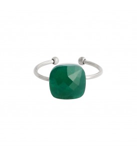 zilverkleurige ring met een groene geslepen kristal