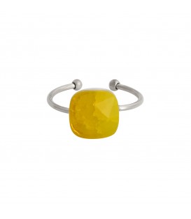 zilverkleurige ring met een gele geslepen kristal