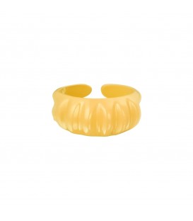gele candy ring met verticale ribbels