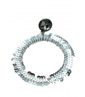zilverkleurige ronde oorhanger gemaakt van zilverkleurige pailletjes