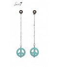 Zilverkleurige oorhangers met een dun kettingkje en een turquoise peace hanger