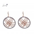 Rose gold oorhangers met strass steentjes en kettinkjes kruislings in de hanger