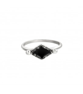 Zilverkleurige ring met zwarte ruitvormige steen (16)