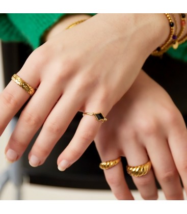 Zilverkleurige ring met zwarte ruitvormige steen (16)