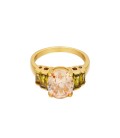 Goudkleurige ring met een roze ronde steen en groene steentjes (18)