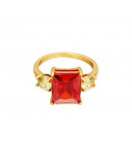 goudkleurige ring met grote rode steen en twee witte steentjes (18)