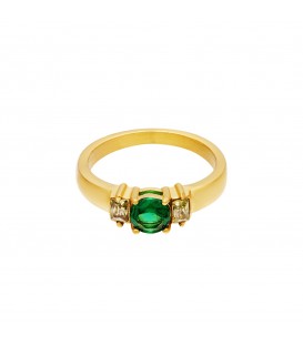 goudkleurige ring met een groene steen tussen twee kleine steentjes (16)