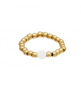 Teenring met goudkleurige kralen en ronde witte steen