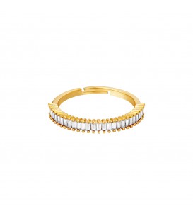 goudkleurige ring met een rij van witte zirkoonsteentjes