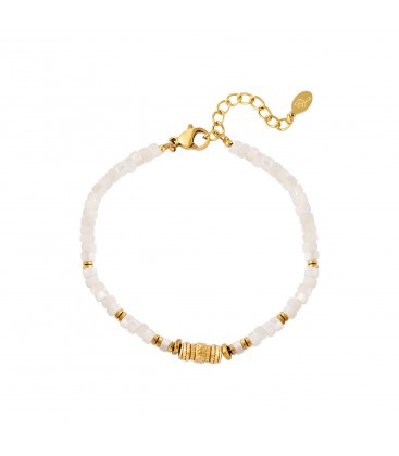Armband met witte kralen en gouden details