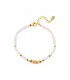 Armband met witte kralen en gouden details
