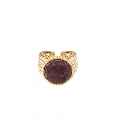 Goudkleurige ring met een paars natuursteen