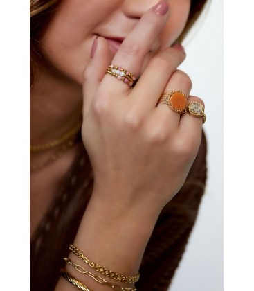 Goudkleurige ring met een paars natuursteen