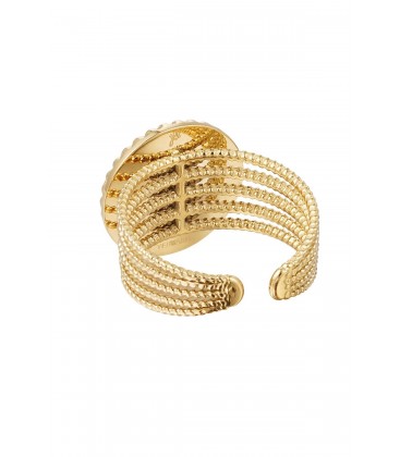 Goudkleurige ring met een paars natuursteen