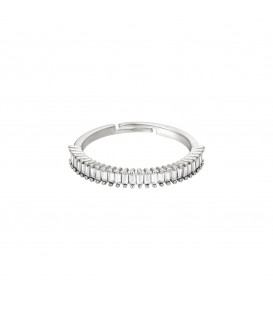 zilverkleurige ring met een rij van witte zirkoonsteentjes
