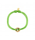 Groene satijnen armband met een goudkleurige bedel