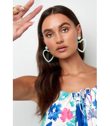 Mint groene harten oorhangers met glas kralen