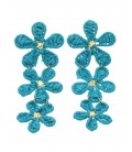 Lange blauwe oorbellen van raffia met bloemen