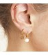 Goudkleurige oorbellen met een witte parelbedel