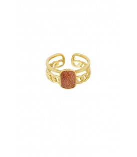 Goudkleurige ring met een rode steen in het midden