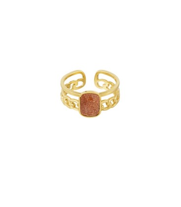 Goudkleurige ring met een rode steen in het midden