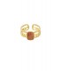 Goudkleurige ring met een rode steen in het midden
