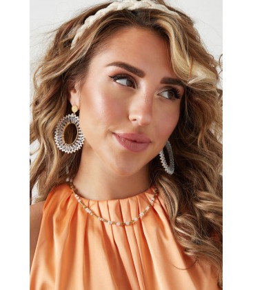 Beige glas kralen oorhangers van 3 rijen met een goudkleurig oorstukje