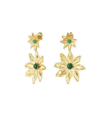 Goudkleurige bloemen oorhangers met een groen steentje