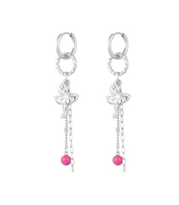 Zilverkleurige oorhangers met bedels en een roze kraaltje