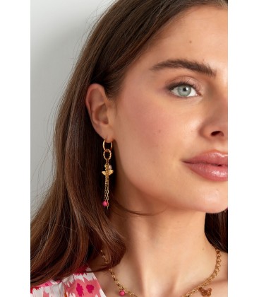 Zilverkleurige oorhangers met bedels en een roze kraaltje