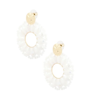Witte glas kralen oorhangers met goudkleurige details