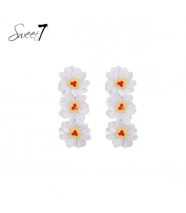 Witte oorhangers met 3 bloemen