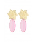 Roze oorhangers met een goudkleurige bloem