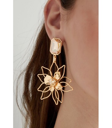 Goudkleurige bloemen oorhangers met groene steentjes