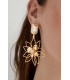 Goudkleurige bloemen oorhangers met groene steentjes