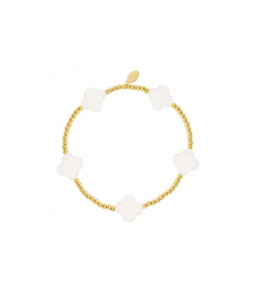 Armband met goudkleurige kralen en witte klavertjes